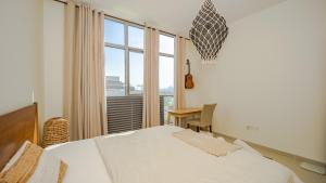 Postel nebo postele na pokoji v ubytování Stunning Bohemian 1BR in Dubai Hills by GP Holiday Homes