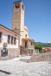 un edificio con una torre dell'orologio sopra di Casa a Modolo - Francesca a Modolo