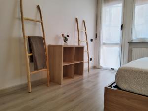 サヴォーナにあるCali Houseのベッドルーム1室(ベッド1台、一部の木製家具付)