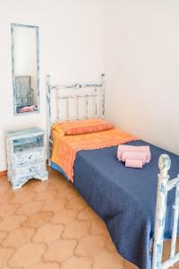 a bedroom with a bed and a mirror at Casa a Modolo - Francesca in Modolo