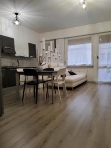 サヴォーナにあるCali Houseのテーブルと椅子とソファのあるリビングルーム