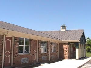 un edificio de ladrillo con una torre encima en Hometown Inn Galion, en Galion