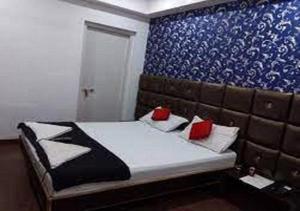 Hotel Geetanjali St Bus Stand Panvel客房内的一张或多张床位