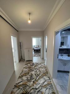 sala de estar con lavamanos y alfombra en Balkonlu Lüks Eşyalı Aile Evi, en Sinope