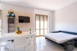 Televisyen dan/atau pusat hiburan di Luxury and Comfort in a Sea View Apartment