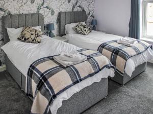two beds in a room with two at Sandy Paws in Gorleston-on-Sea