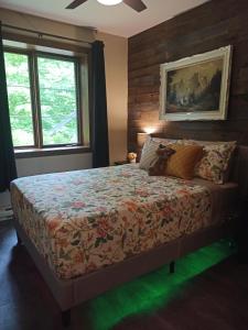 - une chambre avec un lit doté d'un ours en peluche dans l'établissement luxurious Mont tremblant 2bd 2bth, à Mont-Tremblant