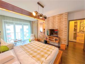 1 dormitorio con 1 cama grande y TV en Wooden Touch Studio en Brasov
