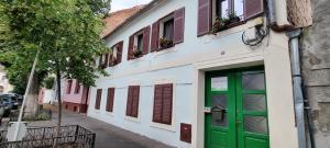 ein Gebäude mit grüner Tür auf einer Straße in der Unterkunft Lindenhaus in Sibiu