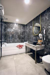 A bathroom at Kazdağları Allia Thermal Health & Spa