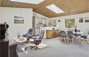 eine Küche und ein Wohnzimmer mit Stühlen und einem Tisch in der Unterkunft Amazing Home In Brovst With Kitchen in Brovst