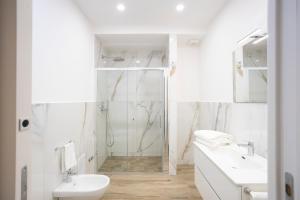 La salle de bains est pourvue d'une douche, d'un lavabo et de toilettes. dans l'établissement Residence O'Sole Mio Pompei, à Pompéi