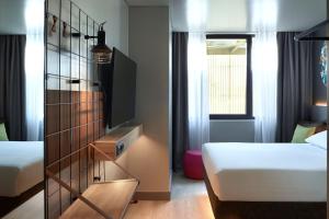 Postel nebo postele na pokoji v ubytování Moxy Athens City