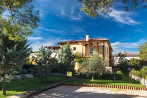 a house with a garden in front of it at Apartmani LAURA Krk in Krk