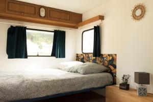 Aparra Surfcamp Auberge Saint-Jean-de-Luz客房内的一张或多张床位
