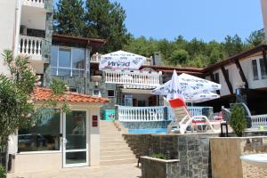 um resort com uma piscina e dois guarda-sóis em Arlanda em Sveti Vlas