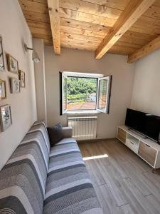 a living room with a couch and a television at Da Pippo in Moneglia