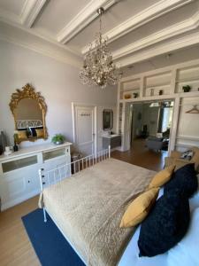 een slaapkamer met een groot bed in een kamer bij Appartement Downtown in Haarlem