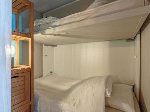 1 Schlafzimmer mit 2 Etagenbetten und einem Fenster in der Unterkunft Studio Hendaye, 1 pièce, 4 personnes - FR-1-2-431 in Hendaye