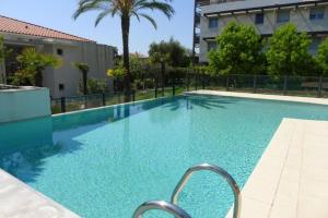 Bazén v ubytování Air conditioning Studio with pool St Laurent du Var nebo v jeho okolí