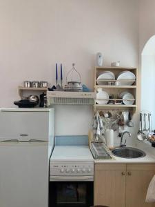 een keuken met een wastafel en een fornuis top oven bij Vera's traditional house - Chora in Serifos Chora