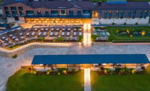 una vista aérea de un hotel con techo azul en Hotel Plivsko jezero, en Jajce