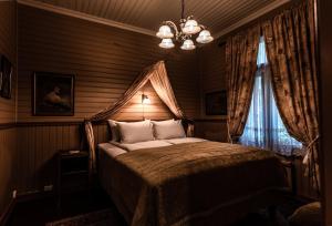 a bedroom with a bed and a chandelier at Dalen Hotel in Dalen