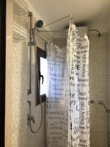 een badkamer met een douchegordijn met een opschrift bij Casa La Noria in Mola di Bari