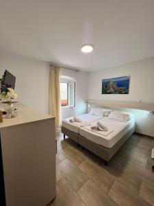 - une chambre avec un lit et un bureau dans l'établissement Residence Bella, à Stari Grad