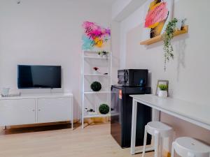 sala de estar con TV y armario blanco en Empire City PJ Studio Suites by Manhattan Group en Petaling Jaya