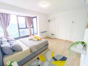 1 dormitorio con 1 cama y ventana grande en Empire City PJ Studio Suites by Manhattan Group en Petaling Jaya