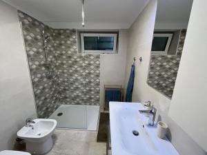 une salle de bain avec un lavabo, des toilettes et une douche dans l'établissement Apartment Hermes, à Lovran 19 autres photos