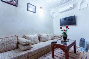 TV a/nebo společenská místnost v ubytování Riad Chams Marrakech