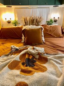 Ένα ή περισσότερα κρεβάτια σε δωμάτιο στο Retro Bohemian Chalet with King Bed