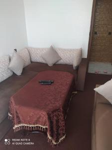 eine Fernbedienung auf einer Couch in der Unterkunft Ketama ketama issagen in Ketama