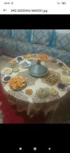 une table avec des assiettes de nourriture au-dessus dans l'établissement Ketama ketama issagen, à Ketama