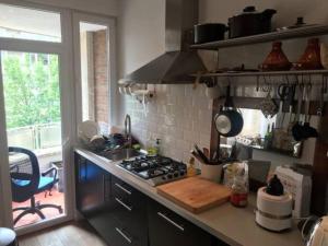ブリュッセルにあるBruxelles quartier haut standingのキッチン(コンロ、シンク付)、窓が備わります。