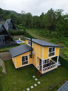 an overhead view of a yellow house on a yard at HAT NATUREL RESORT Sapanca in Sapanca