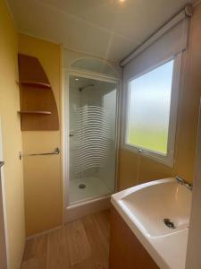 bagno con doccia, lavandino e finestra di Casa de Campo 