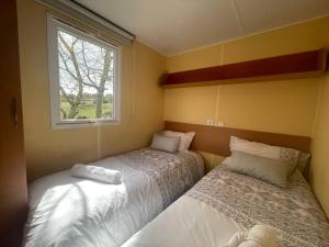 sypialnia z 2 łóżkami i oknem w obiekcie Casa de Campo 