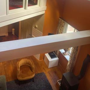 an overhead view of a living room with a window at Teades Plak bij De Herberg van Smallingerland in Rottevalle