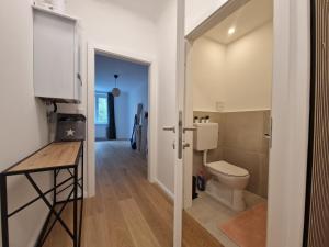 a bathroom with a toilet and a sink in a room at FeelHome-Donau-6 Gäste-WiFi-Smart TV in Vienna