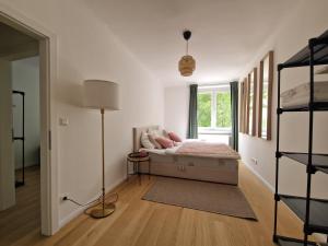 - une chambre blanche avec un lit et une fenêtre dans l'établissement FeelHome-Donau-6 Gäste-WiFi-Smart TV, à Vienne