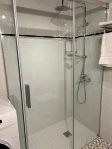 La salle de bains est pourvue d'une douche avec une porte en verre. dans l'établissement La Cabaña de La Nina, à Beceña