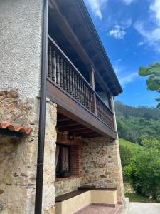 ein Gebäude mit einem Balkon auf der Seite in der Unterkunft La Cabaña de La Nina in Beceña