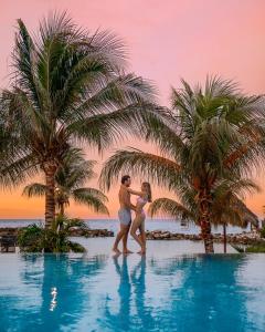 Oaspeți care stau la Curacao Avila Beach Hotel