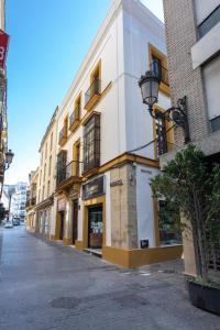 una calle vacía en una ciudad con un edificio en Apartamentos Santa María 15, en Jerez de la Frontera