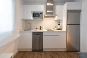 Kuchyň nebo kuchyňský kout v ubytování Apartamentos Santa María 15