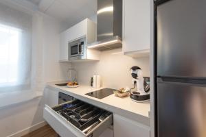 Kuchyň nebo kuchyňský kout v ubytování Apartamentos Santa María 15