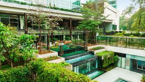 班加羅爾的住宿－Four Seasons Hotel Bengaluru at Embassy ONE，享有带花园的建筑的外部景色